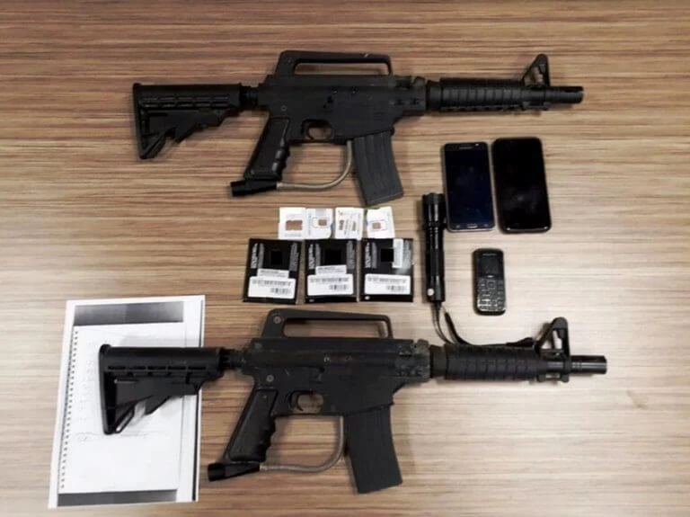 Σκηνές Άγριας Δύσης στη Σαλαμίνα – Δεν τους έδωσε λεφτά για «προστασία» και πυροβόλησαν μπροστά στους θαμώνες!